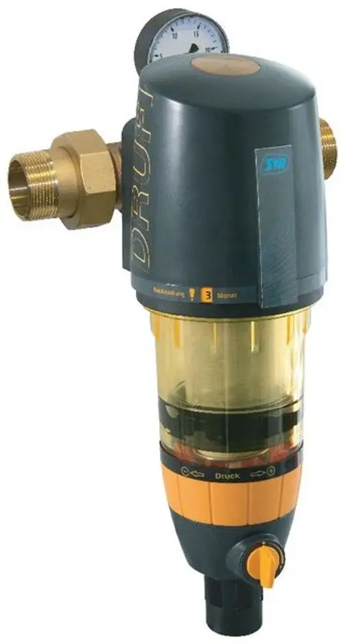 Druckminderer mit integriertem Rückspülfilter von Syr, ausgestattet mit Manometer und verstellbarem Druckregler, montiert auf einem Rohrsystem.